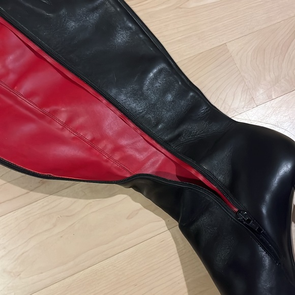 Steve Madden red and black boots size 8 1/2 womens heel height: 2 1/2 inches - Picture 2 of 5